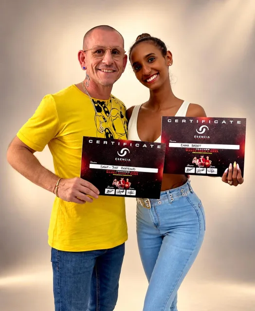 Saint-Just et Emma, souriants, tiennent chacun leur certificat Esencia, à leur nom